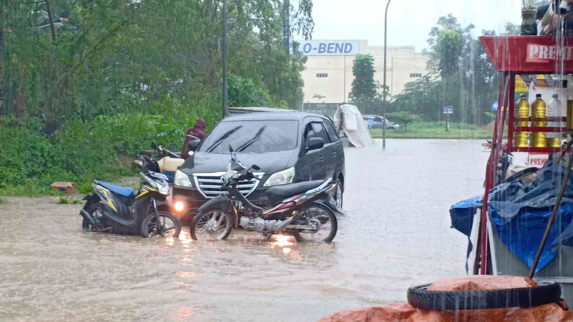 Hitungan Menit Hujan Turun di Batam, Jalan Raja Isa Hingga Kios Simpang Helm Banjir Tinggi
