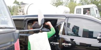 Pedagang Kecil Lampu Merah Sangat Mengenalnya Foto Soerya bersama pedagang lampu merah