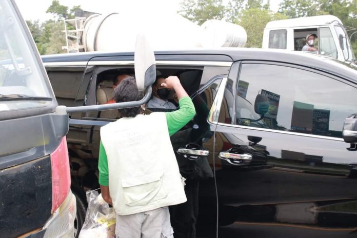 Foto Soerya bersama pedagang lampu merah