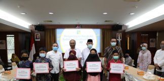 BP Batam Santuni Anak Yatim Pegawai dan Purnabakti yang Sakit