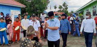 Kompang, Pencak Silat hingga Lagu Pok Ame-ame Sambut IMAN Cawagub Kepri di Pulau Buluh