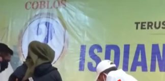 Terekam, Timses Isdianto-Suryani Diduga Bagi-bagikan Uang Screenshot video Timses Isdianto-suryani Diduga Bagi-bagikan Uang