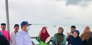 Tak Kenal Hujan, Panas Hingga Ombak Menghantam, Si Anak Pulau Terus Bergerilya