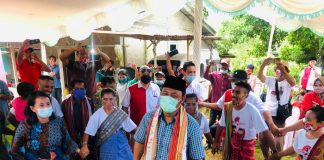 Jadi Tamu Kehormatan IKABEMA, Iman Dihadiahi Selendang Tais Hingga Disambut Tarian Bidu IMAN SUTIAWAN