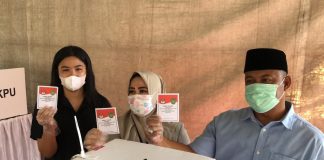 Iman Sutiawan Nyoblos Bareng Keluarga di TPS 19 Tiban Baru