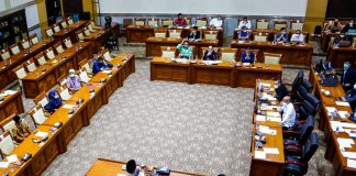 Di DPR, Keluarga Korban: Tidak Manusiawi, Seperti Binatang, Seperti Burung Ditembak di Udara Keluarga Laskar FPI yang menjadi korban bertemu dengan Komisi III DPR RI (Foto:Istimewa)