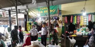 Pasar Harjodaksino Jadi Sasaran Edulasi PPKM Babinsa Danukusuman Surakarta