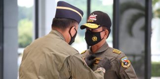 Kapolri Dianugerahi Wing Kehormatan Penerbang dan Brevet Kapal Selam Hiu Kencana Kapolri