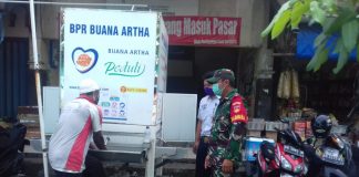 Serka Priyanto Bersama Security Sosialisasi PPKM di Pasar Harjodaksino TNI AD