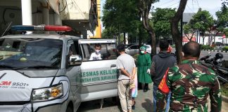Serka A. Rumbawa Ikut serta Jemput Warganya Yang Akan Swab di RSBK Surakarta