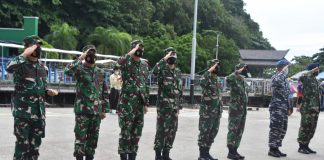 Danrem 091/ASN Berangkatkan Satgas Pamtas RI-PNG Yonif 611/Awang Long ke Papua Gunakan KRI Makassar-590 Tni Ad