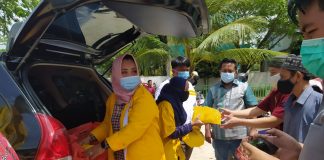 Jum’at Barokah, Golkar Kepri Turun Berbagi Makanan Gratis ke Jamaah Golkar