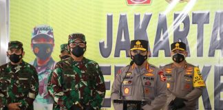 Pantau Prokes, Panglima TNI dan Kapolri Bagikan Masker di Pasar Tanah Abang Panglima TNI dan Kapolri