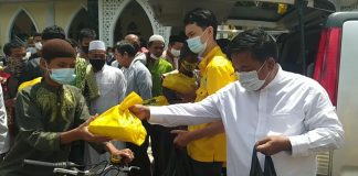 Jum’atBarokah, Golkar Kepri Kembali Bagikan 500 Kotak Makanan Gratis Ke Jemaah Masjid Darussalam Batu Aji.