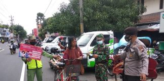 Babinsa Kelurahan Serengan Bersama Polsek dan Linmas Laksanakan PPKM di Sepanjang Jalan Veteran. Surakarta