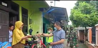 Sertu Harnawan dan Staf Kelurahan Joyontakan Sosialisasi dan Himbauan di Rumah Saja Surakarta