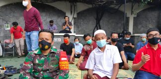 Tak Hanya Sholat Jum’at di Wilayah Binaan, Koptu Carur Juga Terapkan Edukasi Penerapan PPKM Babinsa TNI