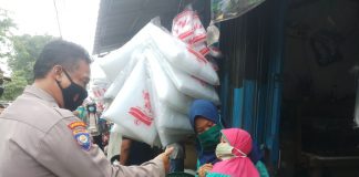 Ditbinmas Polda Banten Bagikan Ratusan Masker Kepada Masyarakat di Pasar Taman Sari Polda Banten