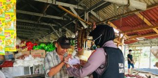 Melalui Patroli Nong Jawara, Polwan Polda Banten Ajak Masyarakat Di Pasar Pandeglang Patuhi Prokes Polda Banten