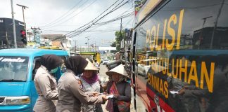 Cegah Covid-19, Ditbinmas Polda Banten Bagikan Ratusan Masker di Mall Ramayana Polda Banten