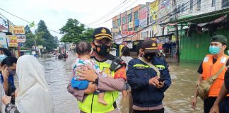 Wujud Negara Hadir, Personel TNI-Polri Dikerahkan Bantu Korban Banjir