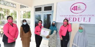 Ketua YKB Anjangsana ke Masyarakat Pesisir Pulau Selat dan Ngenang Dalam Rangka HUT Yayasan Kemala Bhayangkari ke 41