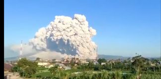 Gunung Sinabung Erupsi, Abu Vulkanik Selimuti Kecamatan Tiganderket