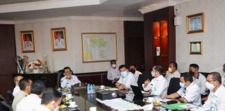 Ingin Masifkan Vaksinasi, Ansar Minta Lansia Jadi Prioritas Gubernur Kepulauan Riau H. Ansar Ahmad terus menggesa Dinas Kesehatan Kepri untuk melakukan upaya masif vaksinasi. Selain itu, para lansia harus menjadi prioritas untuk segera divaksin.(AlurNews.com/ist)