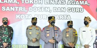 Gibran Dampingi Kapolri Saksikan Vaksinasi Dosen hingga Pemuka Agama, Ini Pesan Jenderal Listyo Sigit Polisi Listyo Sigit Prabowo terus memantau kelancaran program vaksinasi nasional. Kali ini, jenderal bintang itu bergerak ke Solo, Jawa Tengah. (AlurNews.com/ist)