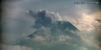 Hujan Abu Dirasakan Warga Magelang di Lereng Gunung Merapi