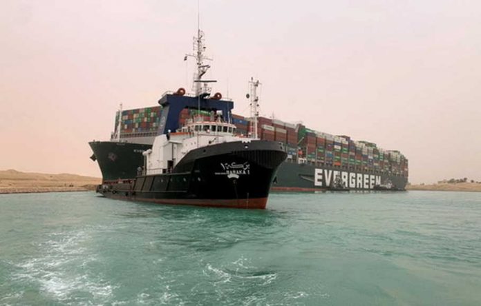 MV Ever Given (Evergreen) milik Taiwan, kapal sepanjang 400 meter dan lebar 59 meter, bersandar ke samping dan menghalangi semua lalu lintas di jalur air Terusan Suez Mesir, Rabu 24 Maret 2021. (Foto: AFP/ Kanal Suez)