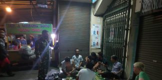 Patroli Malam Koramil Mantabkan Kamtibmas hingga Angkringan, Sekaligus Himbau Prokes