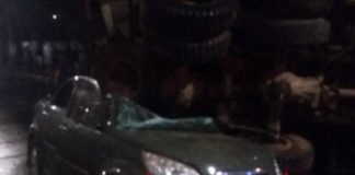 Truk Nyelonong Terjun dari Flyover Timpa Mobil TNI