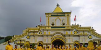 Subhanallah, Golkar Kepri Berbagi 1000 Sejadah dan Sarung di Sumenep Madura