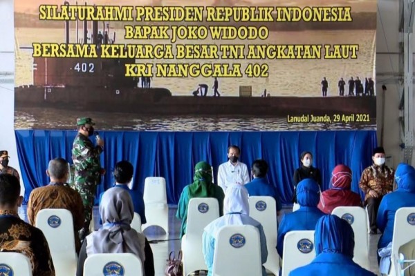 foto jokowi di hadapan kel kru
