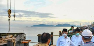 Gubernur Ansar Tinjau Proyek Jembatan Usai Subuh Berjamaah