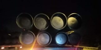 Trailer Pengangkut Pipa Baja Tabrak Motor di Simpang Kabil