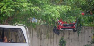 Rem Blong, Mobil Mercedes Bagaikan Terbang Tersangkut ke Tembok Tinggi