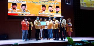 Airlangga Berikan Piagam Penghargaan Ketua DPD Golkar Kepri, Ini Sebabnya