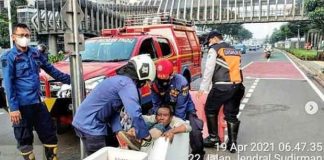 Terjerembab Masuk Tapal Pembatas Jalan Berlubang, Pria Ini Sampai Lemas