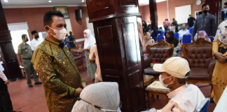 Lansia Mulai Disuntik Vaksin Booster Kedua