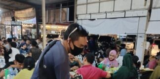 Bareng BEM FEB UNRIKA, Akademisi ini Berbagi Masker Cegah Covid-19