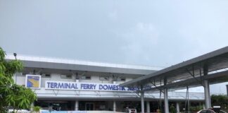 Atap Pelabuhan Domestik Sekupang Sudah Bocor, Ember Berjejer Menampung Air Hujan, Penumpang: dari Luar Bolehlah