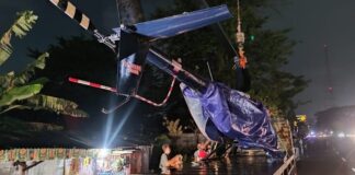 Helikopter yang Jatuh Tercebur Danau Dievakuasi, Kondisi Masih Utuh