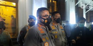 Dua Perwira Polisi Berpangkat Iptu Bersama Tiga Oknum Lainnya Ditangkap Propam Kapolrestabes Surabaya Kombes Pol Johnny Edizon Isir saat jumpa jurnalis di Mapolrestabes Surabaya, Jumat (30/4/2021). (alurnews.com/ist/beritajatim)