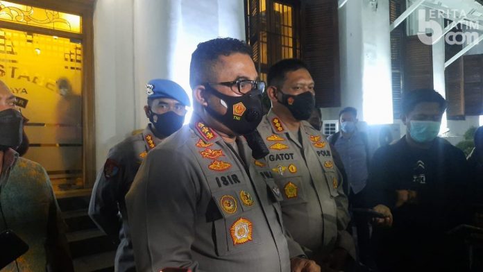 Kapolrestabes Surabaya Kombes Pol Johnny Edizon Isir saat jumpa jurnalis di Mapolrestabes Surabaya, Jumat (30/4/2021). (alurnews.com/ist/beritajatim)