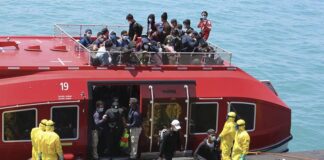 21 Kru Kapal Navigasi Adhara di Bintan Tertular Corona Puluhan WNI kru kapal World Dream menaiki kapal saat akan dipindahkan ke KRI dr Soeharso yang difasilitasi TNI AL, di Selat Durian Kepulauan Riau, Rabu (26/2/2020).