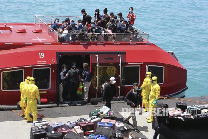 Puluhan WNI kru kapal World Dream menaiki kapal saat akan dipindahkan ke KRI dr Soeharso yang difasilitasi TNI AL, di Selat Durian Kepulauan Riau, Rabu (26/2/2020). Puluhan WNI kru kapal World Dream menaiki kapal saat akan dipindahkan ke KRI dr Soeharso yang difasilitasi TNI AL, di Selat Durian Kepulauan Riau, Rabu (26/2/2020).