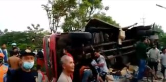Truk Air Mineral Dihantam Kereta Cepat di Perlintasan, Sopir Meninggal