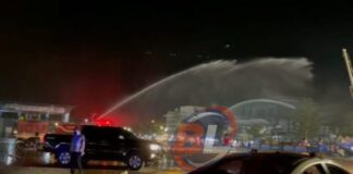 Kerumunan Warga di Sagulung Terpaksa Dibubarkan dengan Disemprot Air